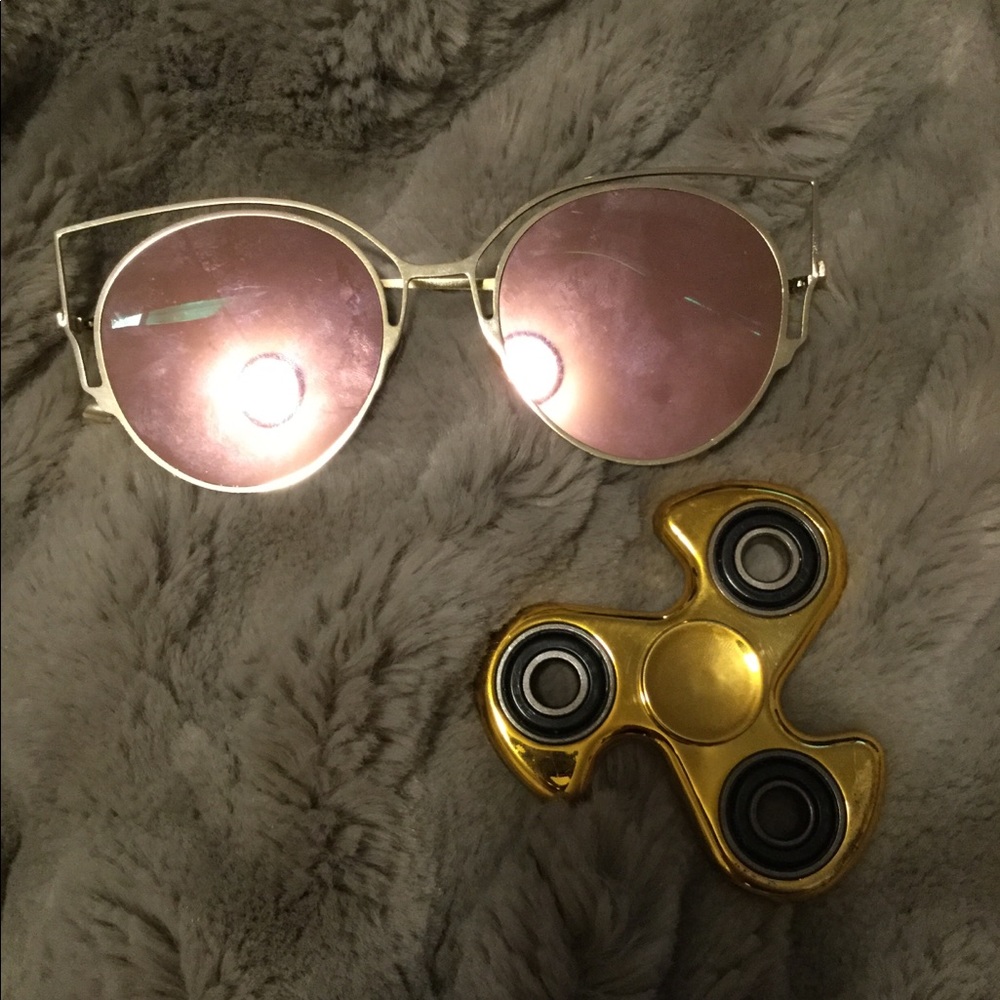 Sunglasses and a figit spinner